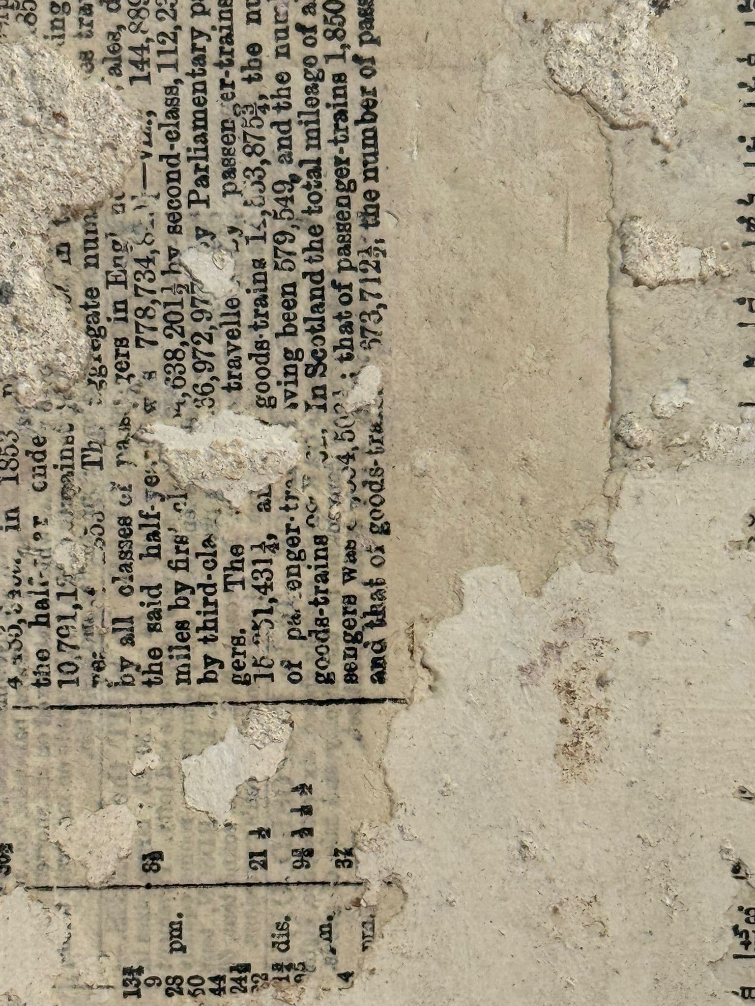 Páginas de periódico del siglo XIX halladas bajo el yeso de los muros