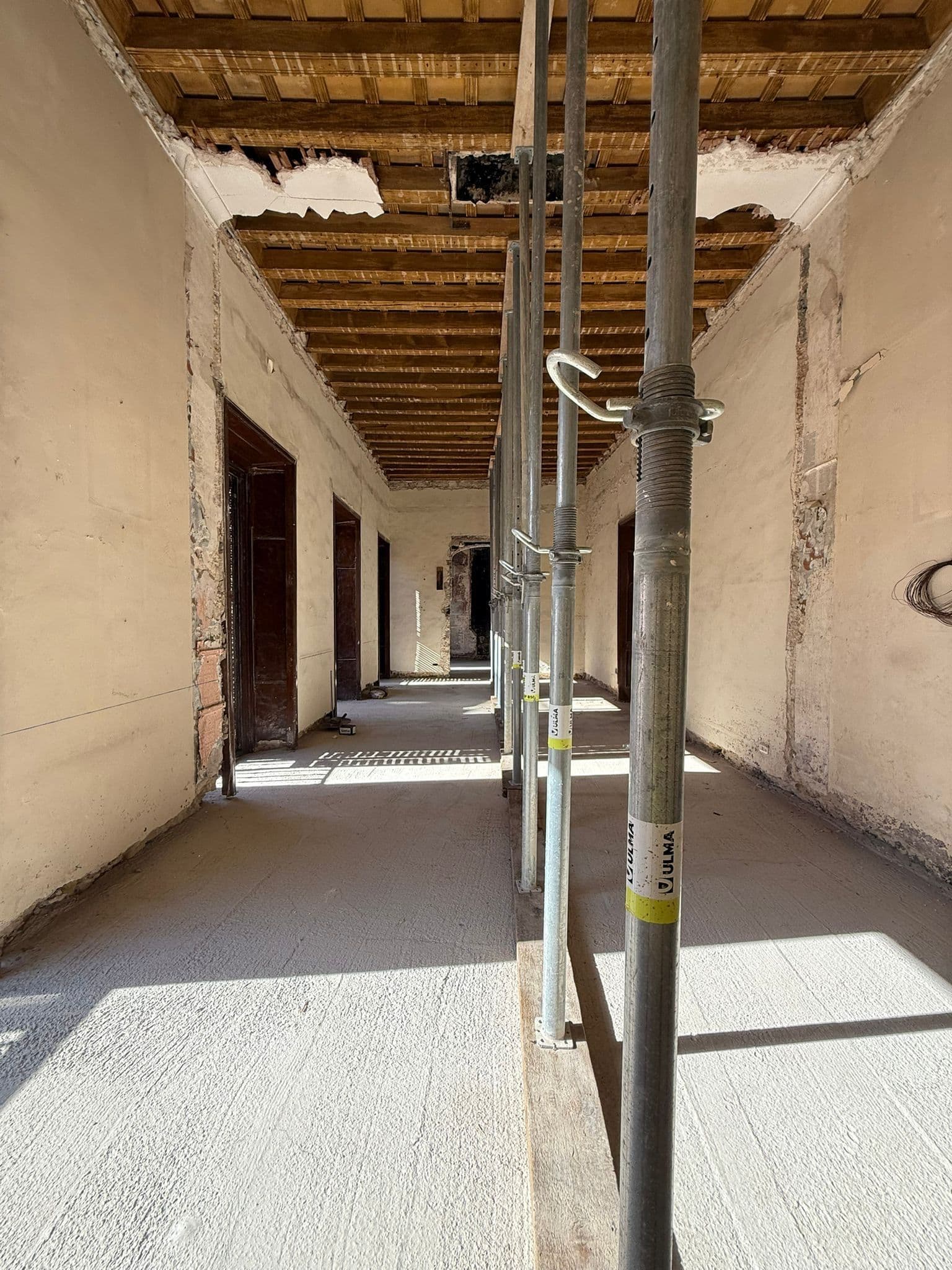 Galería superior apuntalada, con techo de madera y luz rasante