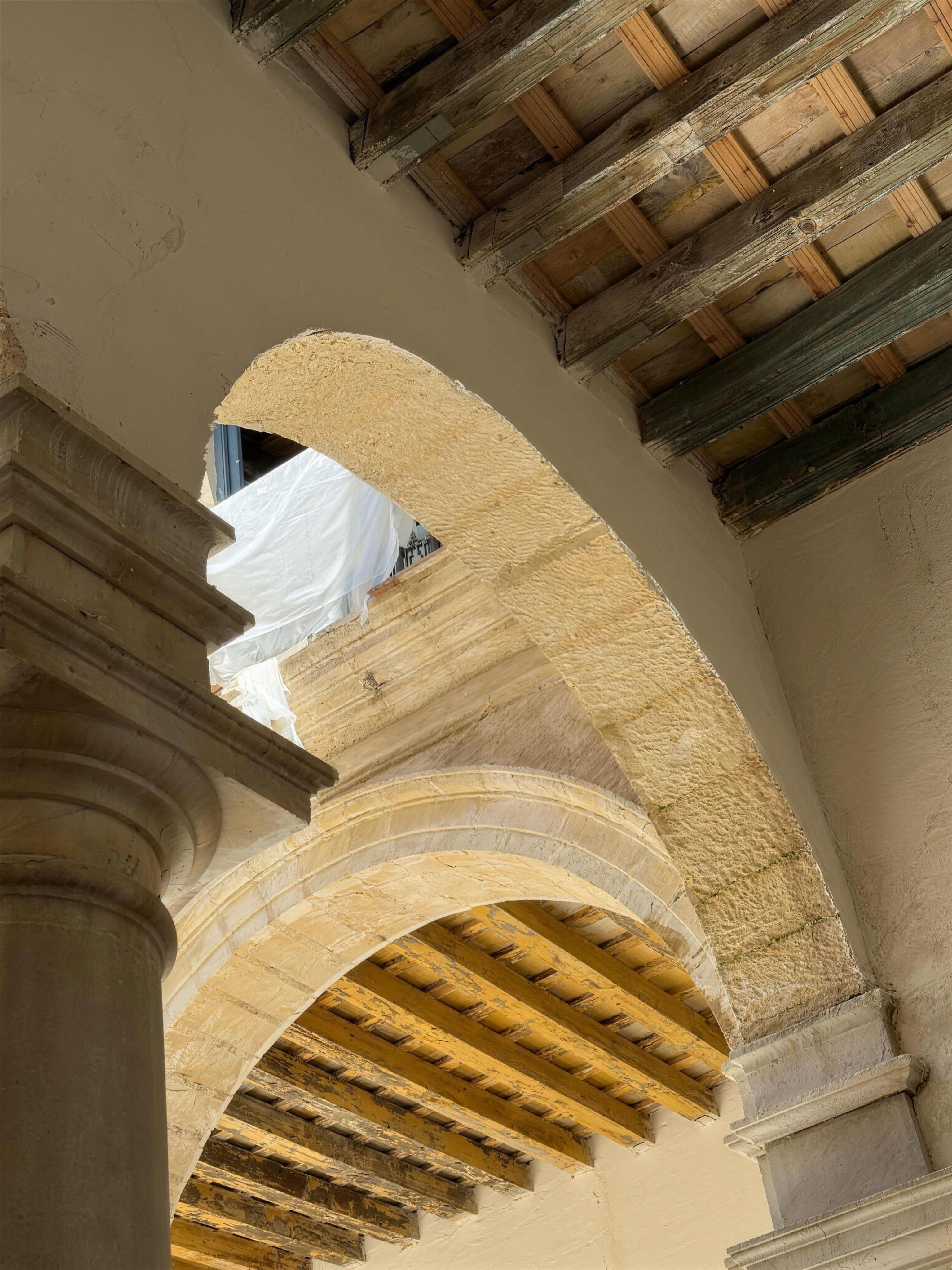 Arcos y artesonado de la galería del patio tras la limpieza