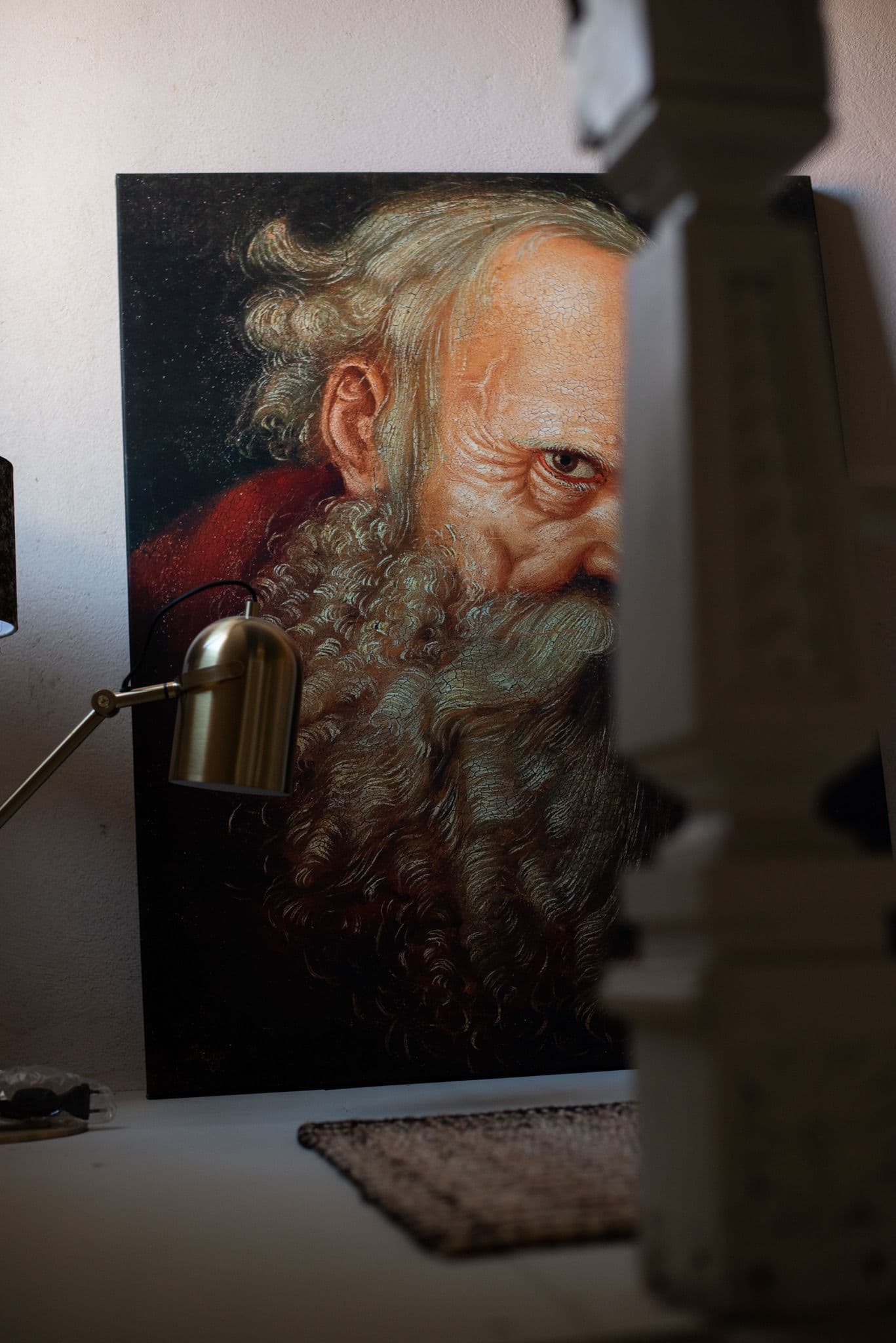 Retrato barroco de anciano apoyado en la pared del corredor